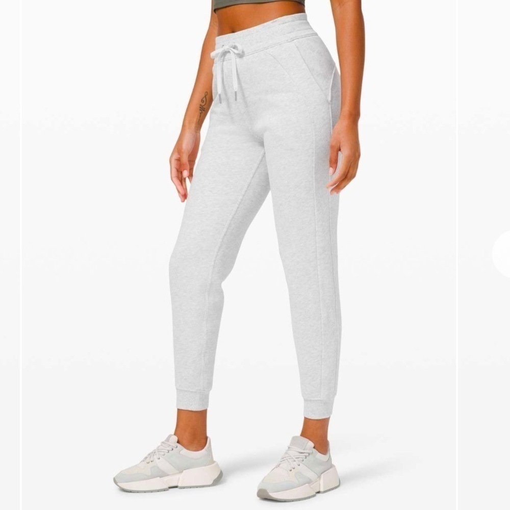 Lululemon Scuba High-Rise Jogger 28"
Heathered Core Ultra Light Grey size 2